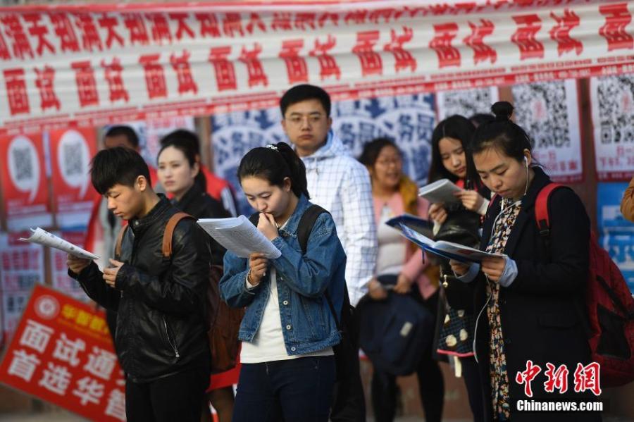 24 provinces kick off civil service exams(2/5)