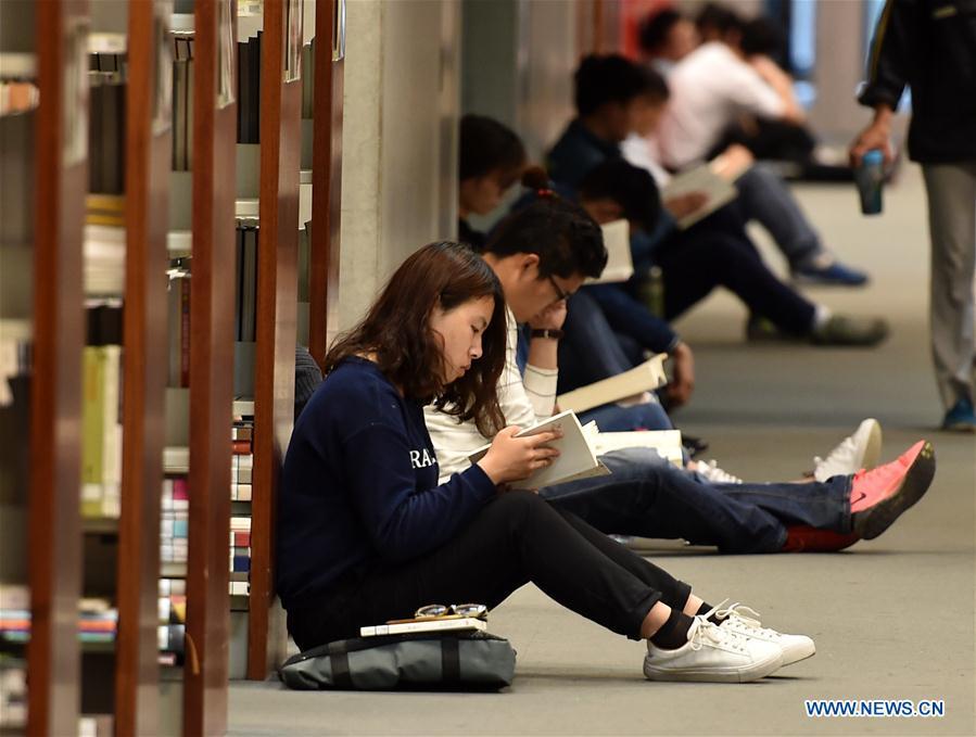 People across China enjoy reading on World Book Day(1/15)