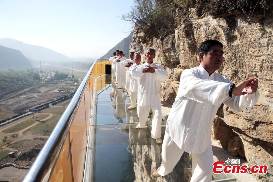 Taichi performance on glass skywalk (1/5)