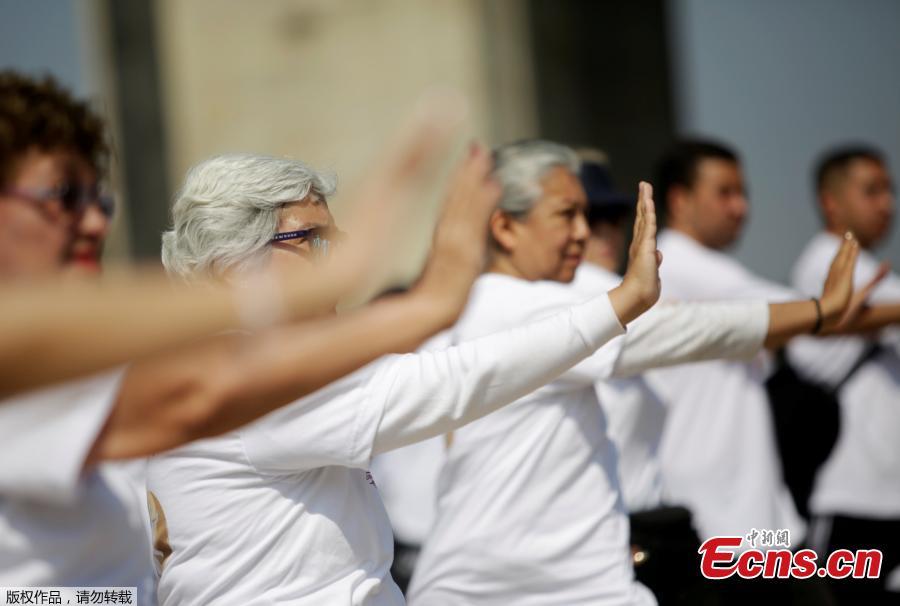 Mass Tai Chi class for health in Mexico City(1/6)