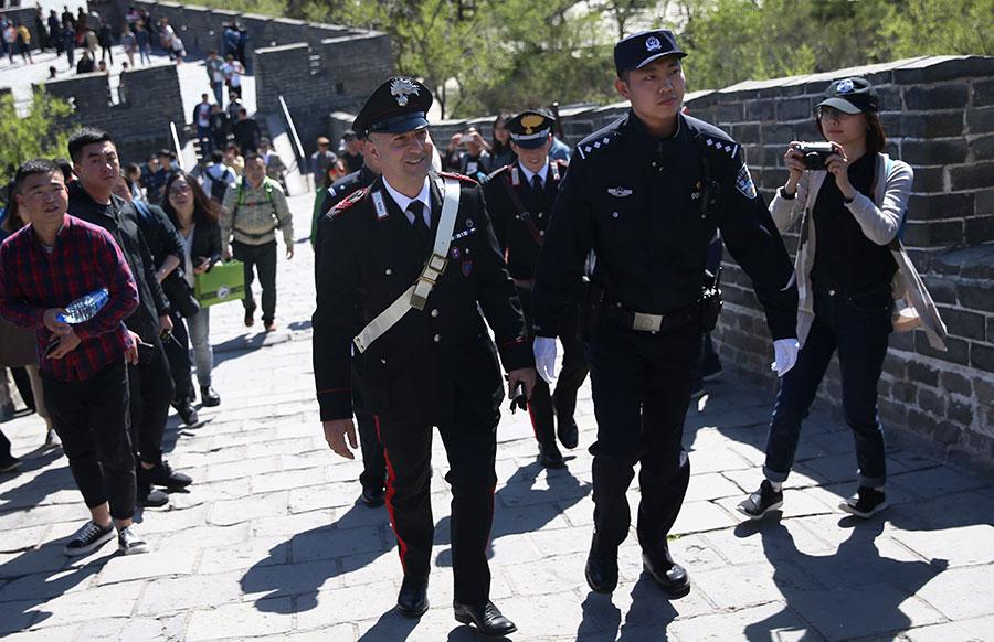 Italian police officers walk beats on Great Wall(1/7)