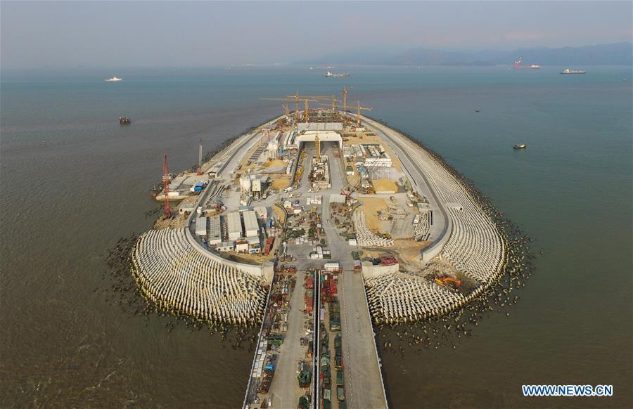 Undersea tunnel of HK-Zhuhai-Macao Bridge to be joined together(1/5)