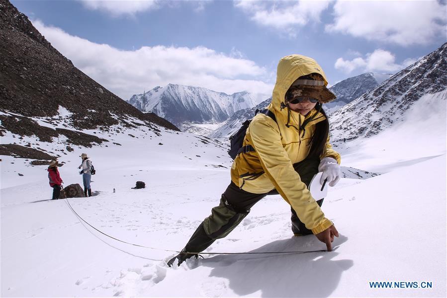 Scientists carry out 'body check' for Glacier No.1 in Tianshan Mountains(1/14)