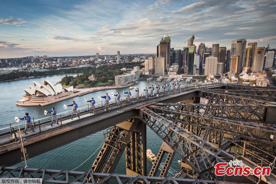 Tai Chi takes over Sydney Harbour Bridge (1/4)