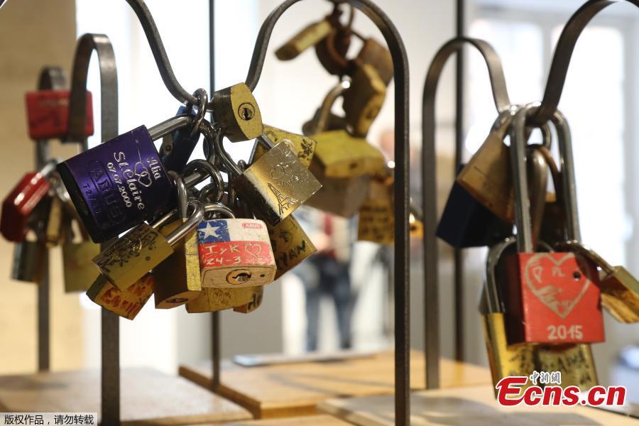 Famed 'love locks' of Paris bridges to be sold at auction(1/4)