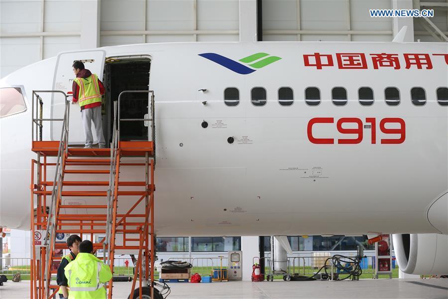 Staff workers check C919 ahead of its maiden flight in Shanghai(1/5)