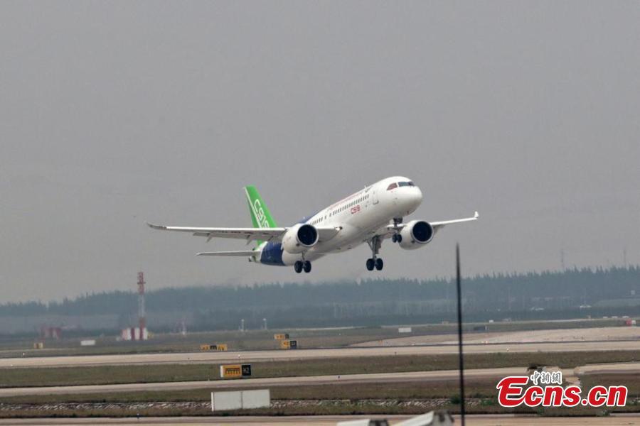 C919 takes to the sky on debut flight(1/2)
