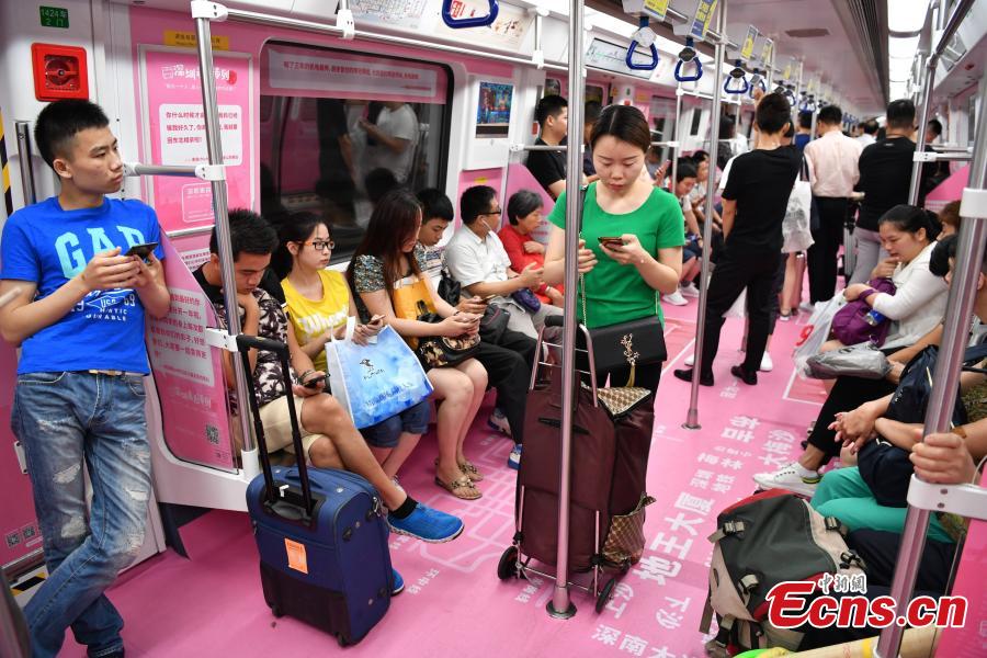 Shenzhen subway encourages expression of love(1/2)