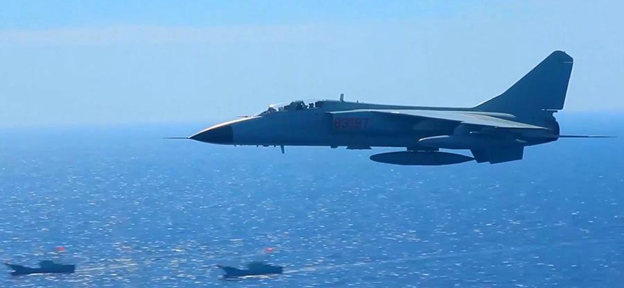 'Hawks of Thunder': PLA South China Sea Fleet conduct advanced flight training(1/7)