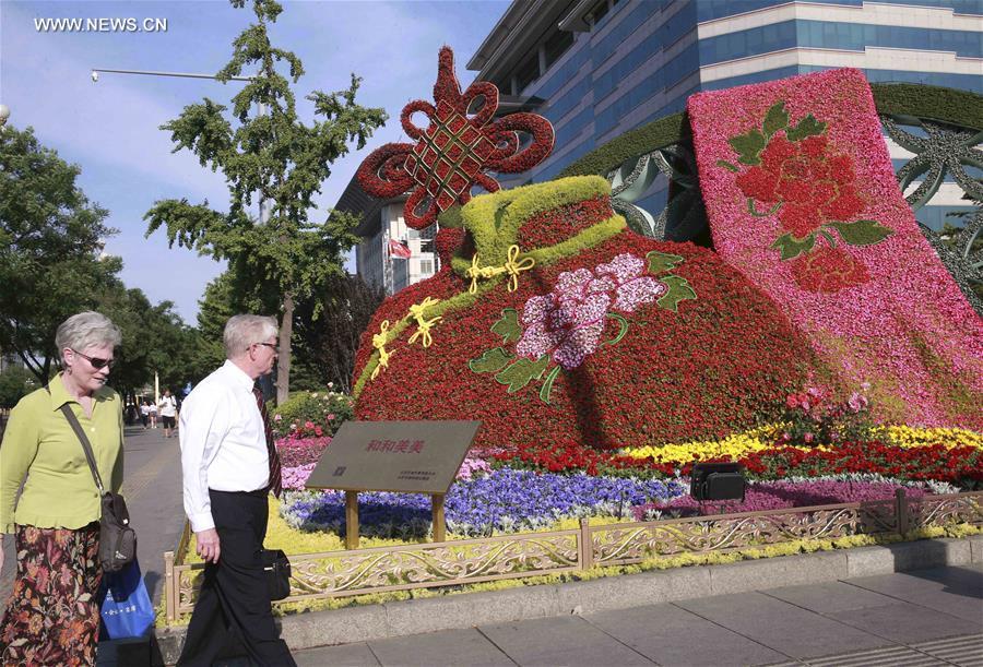 Decorations set to greet upcoming Belt and Road Forum in Beijing (1/4)