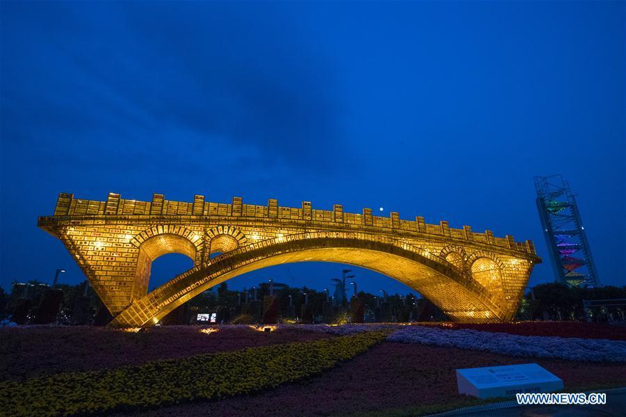 'Golden Bridge on Silk Road' structure constructed in Beijing(1/9)