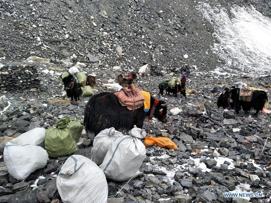 Nine-day cleaning campaign on Mount Qomolangma kicks off in Tibet(1/3)