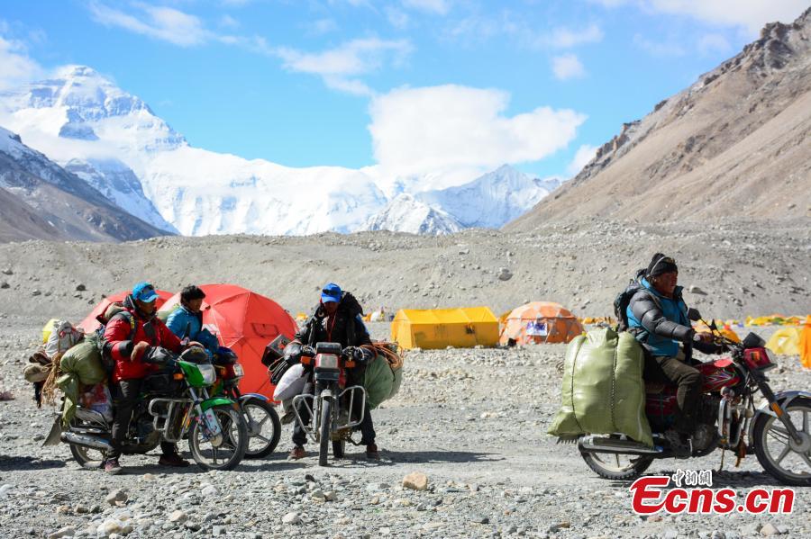 Over 100 volunteers help clean up Mount Qomolangma(1/4)