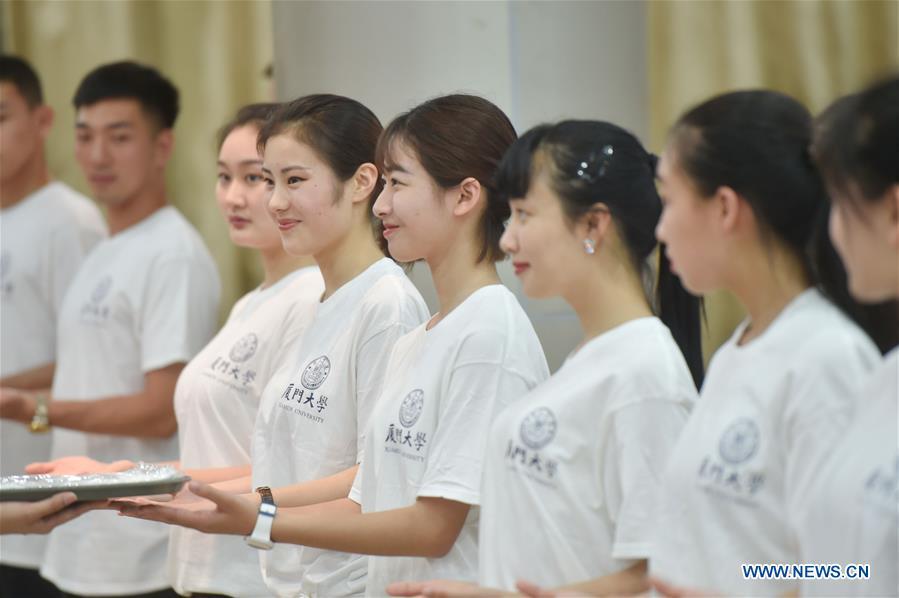 Volunteers for 2017 BRICS Summit attend etiquette training in Xiamen(1/4)