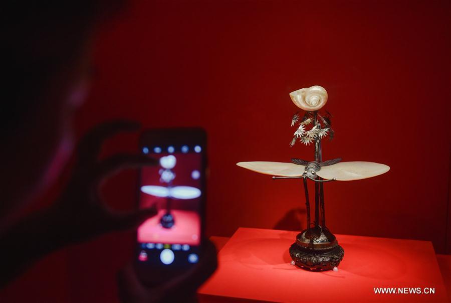 Beijing-based Palace Museum exhibits foreign antiques in SE China(1/3)
