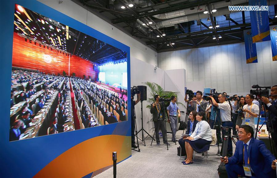 Reporters gather to watch opening cermeony of Belt and Road forum(1/1)