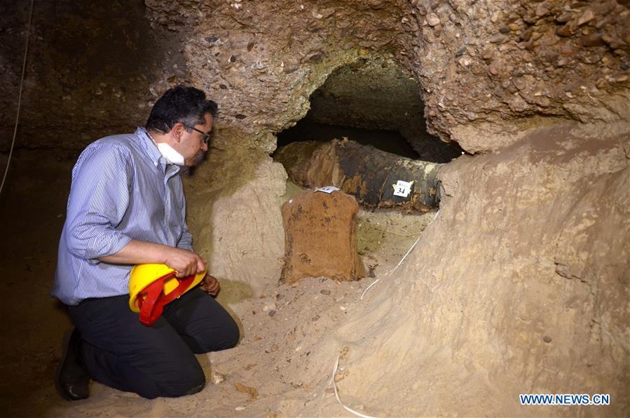 Egyptian archaeologists unearth new mummy(1/4)
