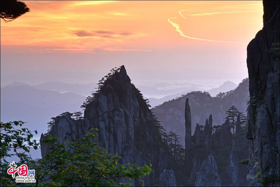 Impressive sunrise at Mount Huangshan(1/5)