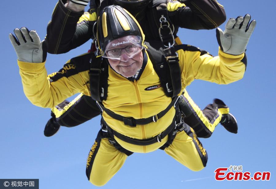 WWII veteran, 101, breaks skydiving Guinness record (1/5)