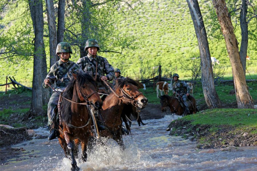 Soldiers patrol border areas on horseback(1/6)