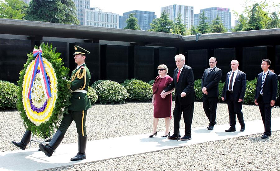 Czech President pays respects to victims of Nanjing Massacre(1/4)