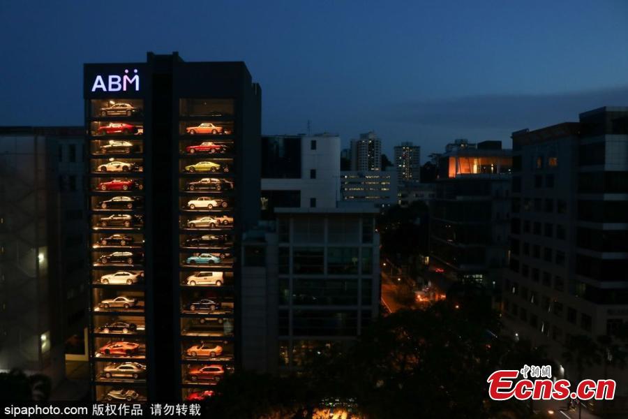 Singapore gets 'vending machine' for buying luxury cars(1/3)