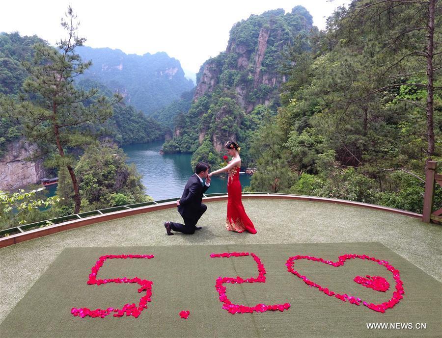 Look of love: Many Chinese couples get married on May 20(1/5)