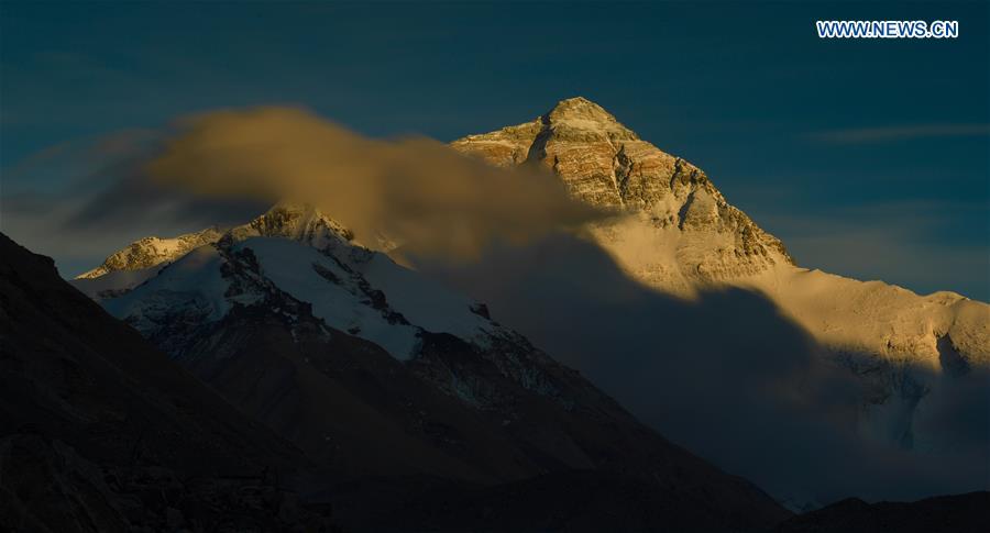 Scenery of Mt. Qomolangma on border of China, Nepal (1/7)