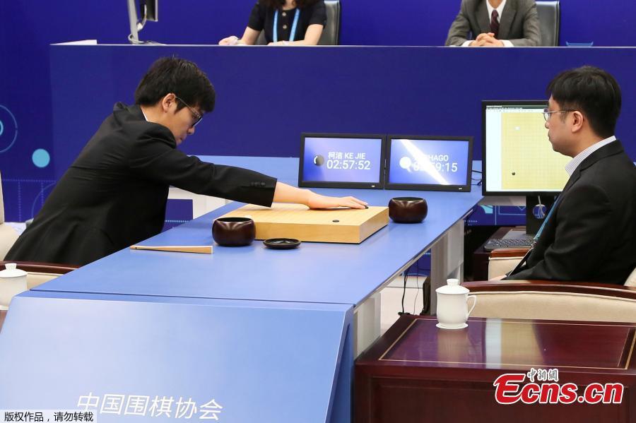 Chinese Go player Ke Jie loses first game with AlphaGo(1/3)