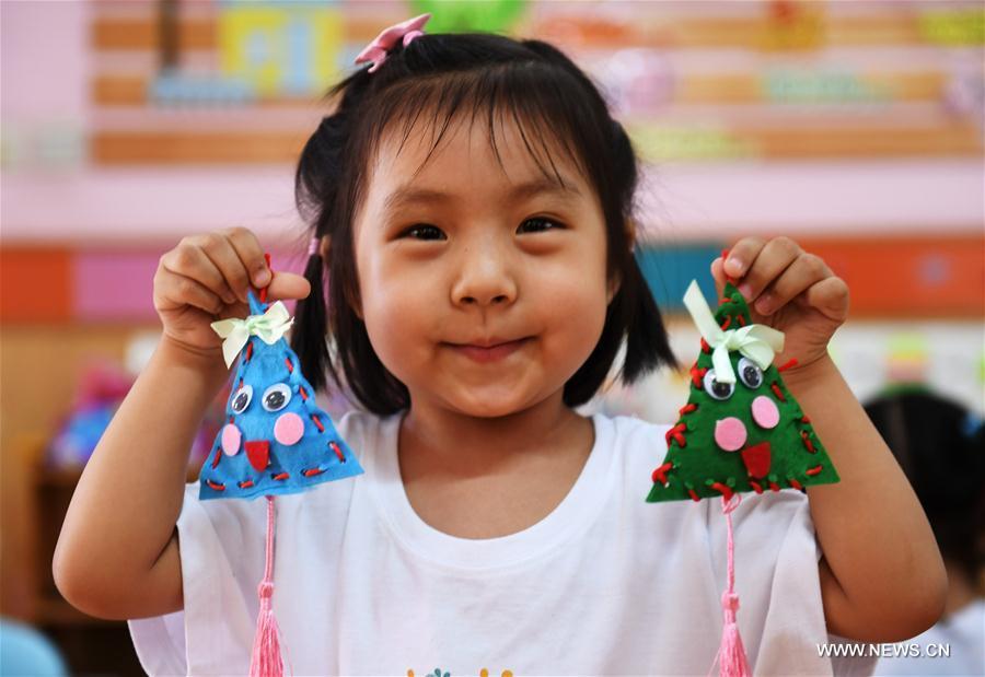 Kids prepare for Dragon Boat Festival(1/4)
