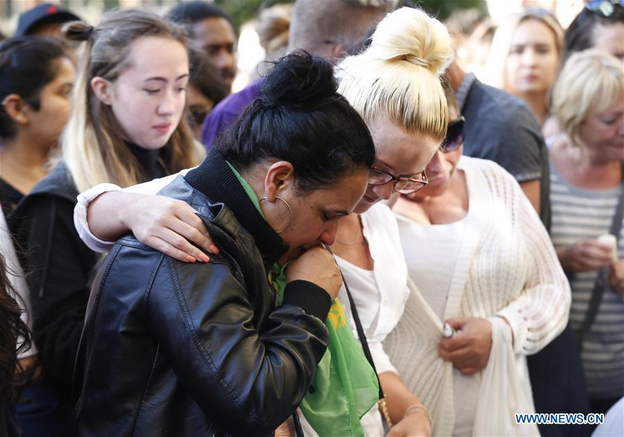People mourn victims of Manchester terror attack(1/8)