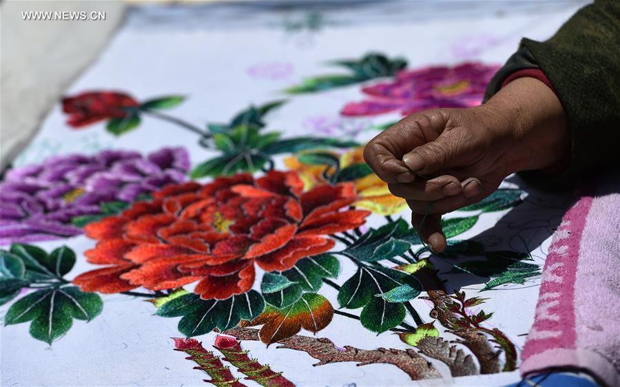 Successor of intangible cultural heritage of Ningxia makes embroidery works(1/6)