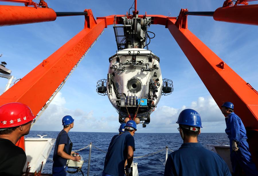Jiaolong descends over 6 km in Mariana Trench(1/6)