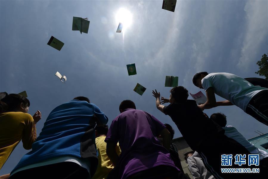Graduation from China’s only school for HIV children (1/7)