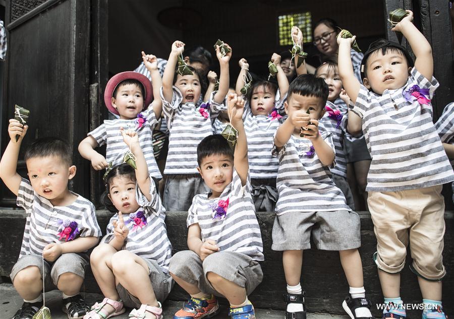 China's Dragon Boat Festival around corner(1/11)