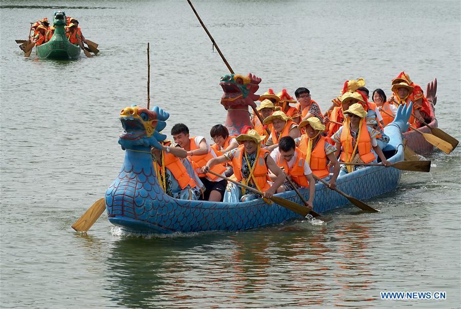 People across China celebrate Dragon Boat Festival(1/11)