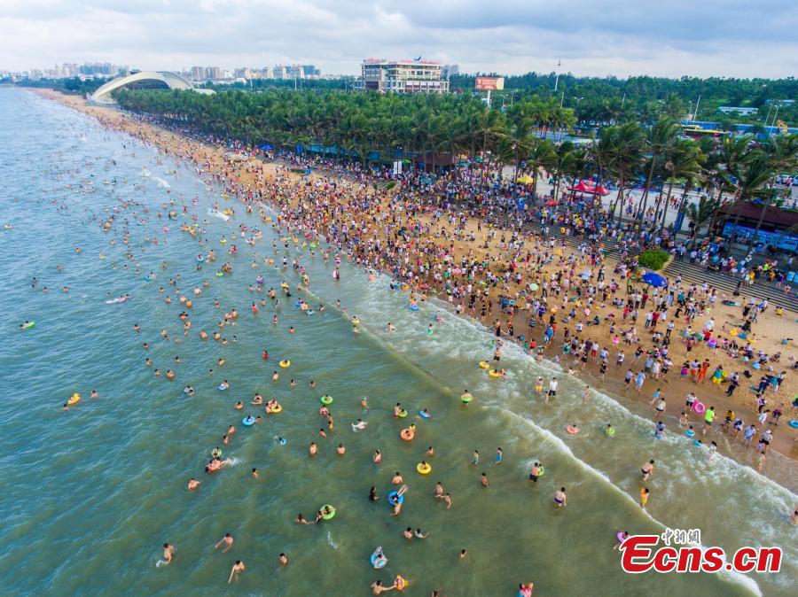 Swimming in sea to mark Dragon Boat Festival(1/6)