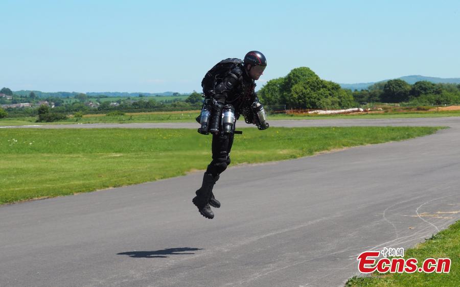 Inventor Richard Browning of technology startup Gravity flies in his òDaedalusó jet suit at Henstridge airfield in Somerset, Britain, May 25, 2017. Richard Browning, a 38-year-old former commodities trader with little experience of engineering, developed his jet suit with the help of friends over the last 18 months. It is powered by six gas turbine engines which combined generate 800 horse-power. Browning showed off his piloting skills at a flight test on Thursday, breaking his record for speed by traveling over 30mph, covering a distance of several hundred meters. (Photo/Agencies)