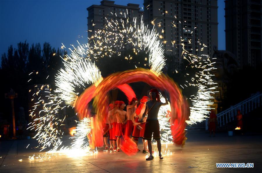 Dragon dance performed in splash of molten iron in Shenyang(1/5)