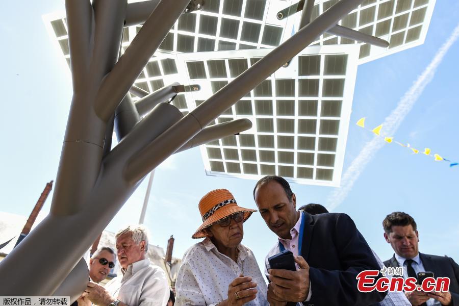 Solar panel 'tree' planted in central France(1/3)