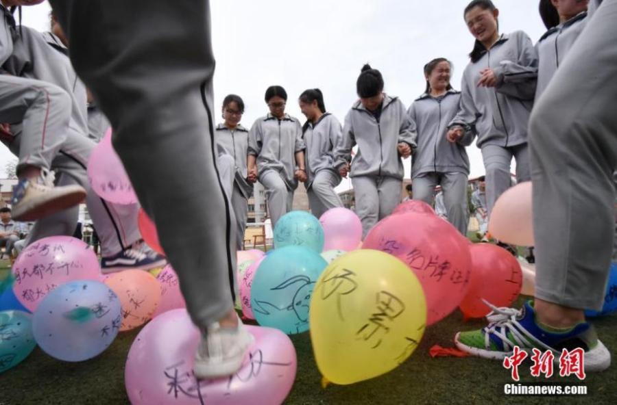 Relax in any way possible before Gaokao (1/9)