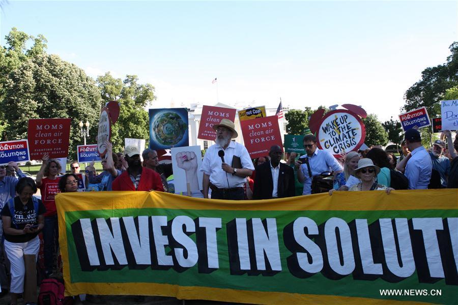 People protest against Trump's decision outside White House(1/6)