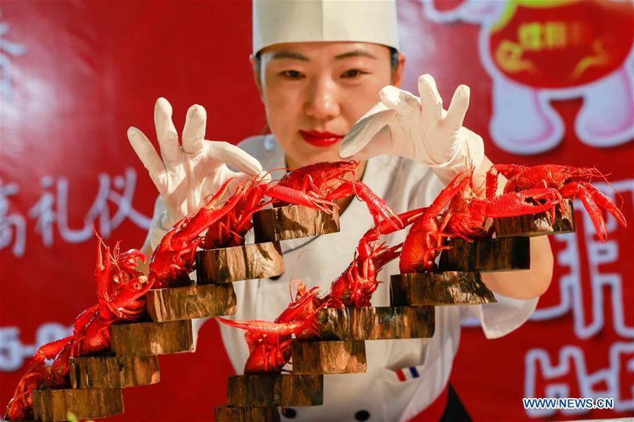 Lobster cuisine championship held in E China's Jiangsu(1/8)