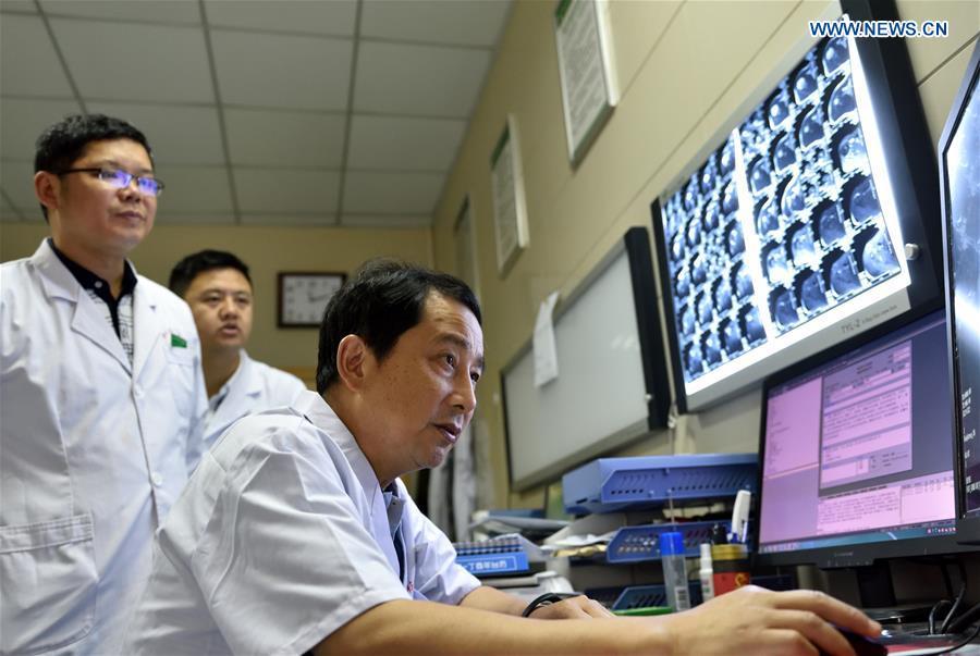 Surgeon's destiny altered by taking gaokao in 1977(1/6)