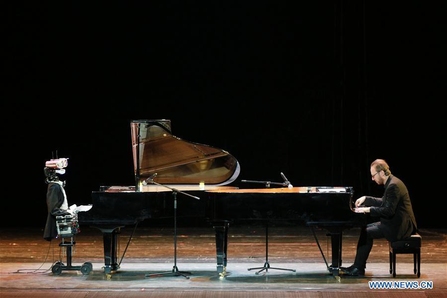 53-finger robot plays piano with Italian pianist in Tianjin(2/4)