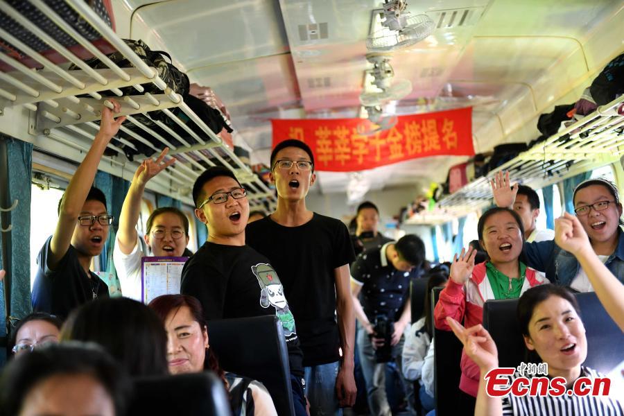 Special train takes students to gaokao exam site (1/11)