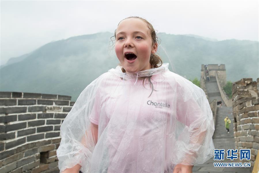Australian girl with cerebral palsy climbs Great Wall(1/4)
