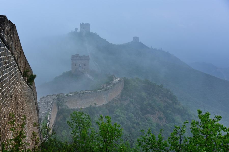 Breath-taking sea of clouds shrouds Jinshanling Great Wall(1/6)