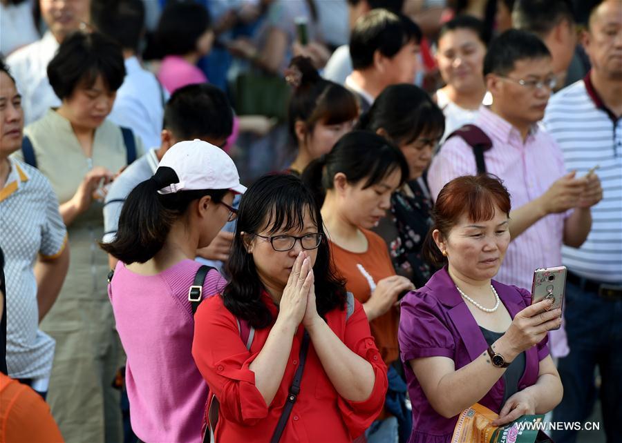Every parent admirable: Parents wait outside exam sites during Gaokao(1/12)