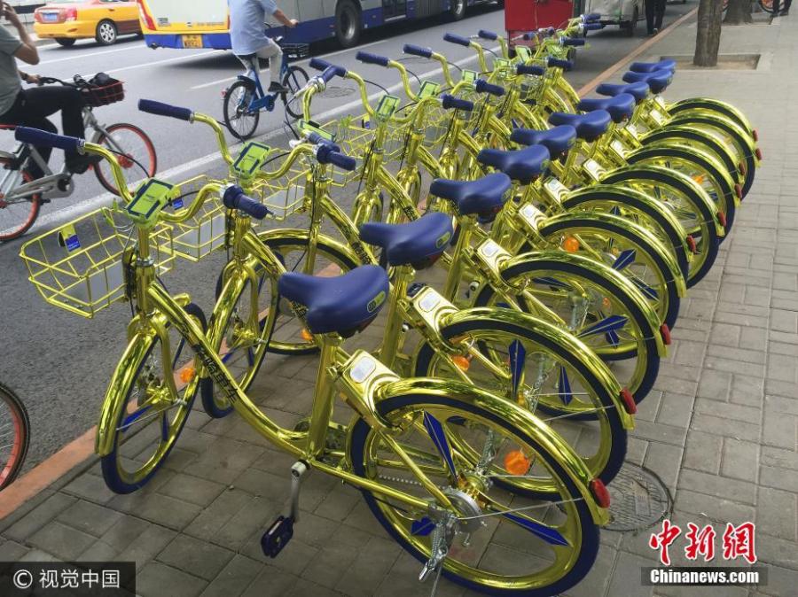 Golden share-bikes debut on streets of Beijing(1/5)